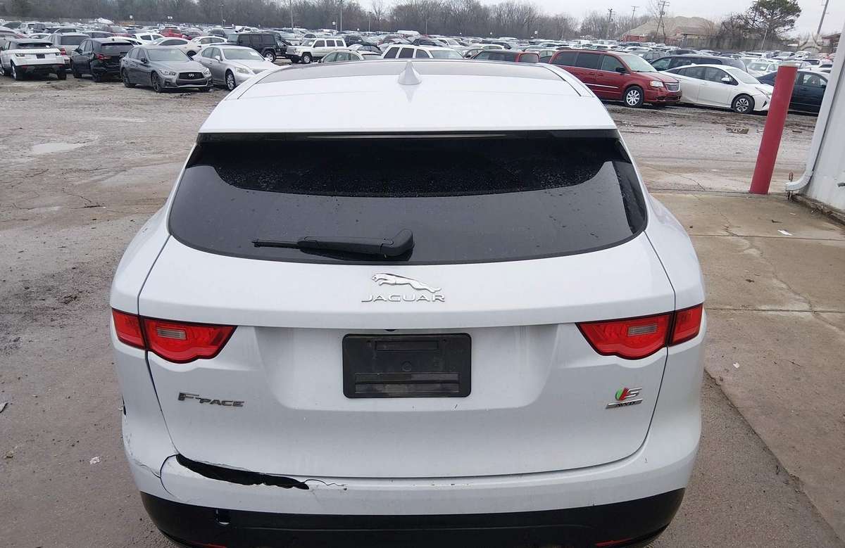 Jaguar E-Pace, 3.0 l., off-road / crossover