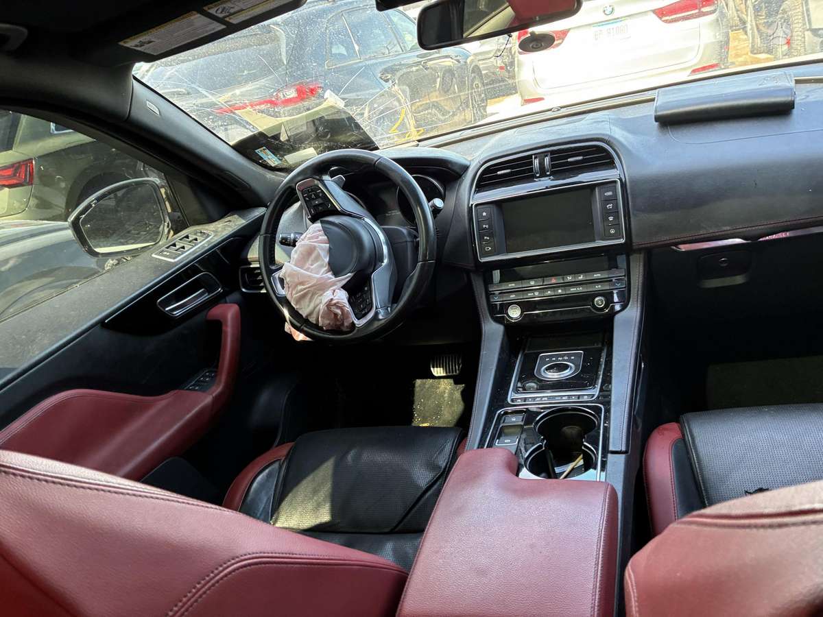 Jaguar E-Pace, 3.0 l., off-road / crossover