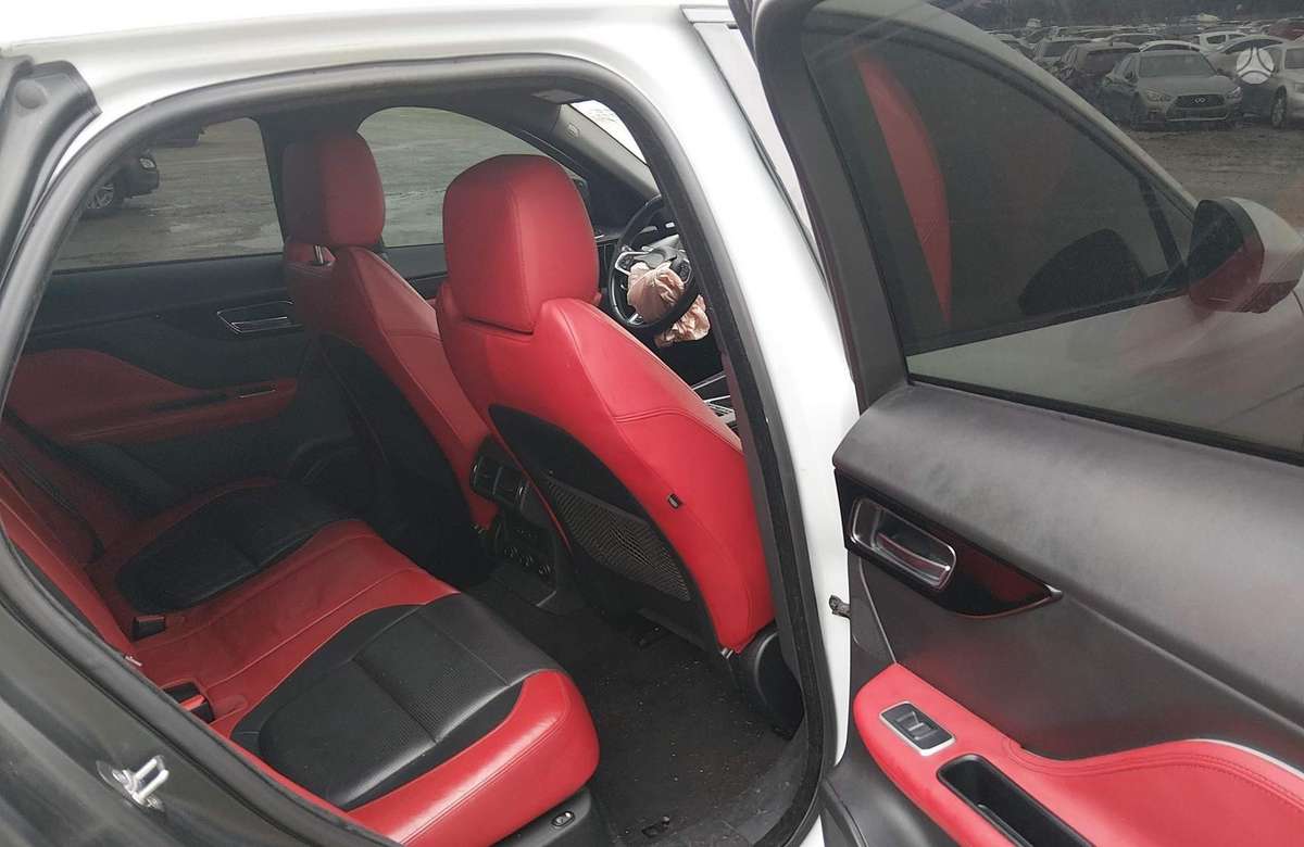 Jaguar E-Pace, 3.0 l., off-road / crossover