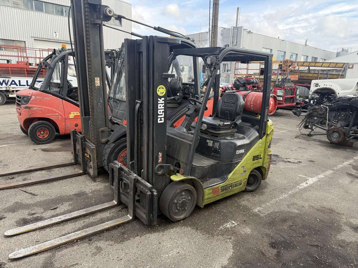 Clark S25GL, forklifts