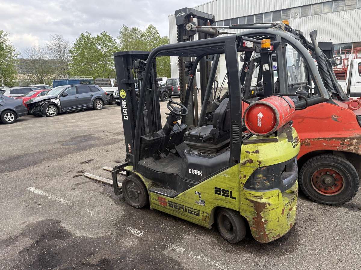 Clark S25GL, forklifts