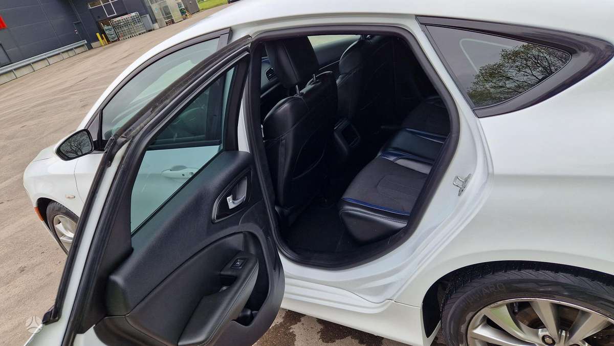 Chrysler 200, 2.4 l., Седан