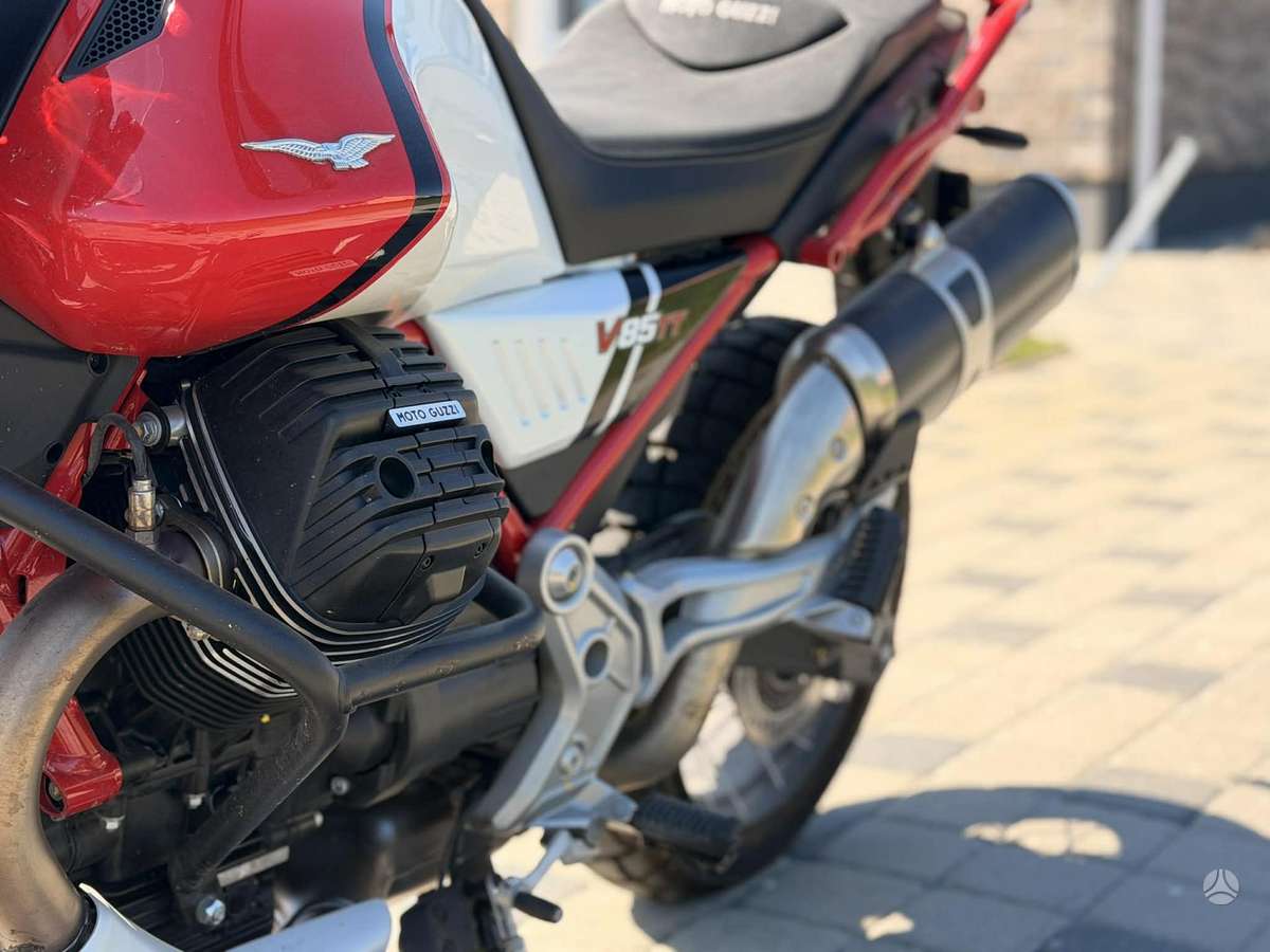 Moto Guzzi V85 TT  853cc, enduro / adventure