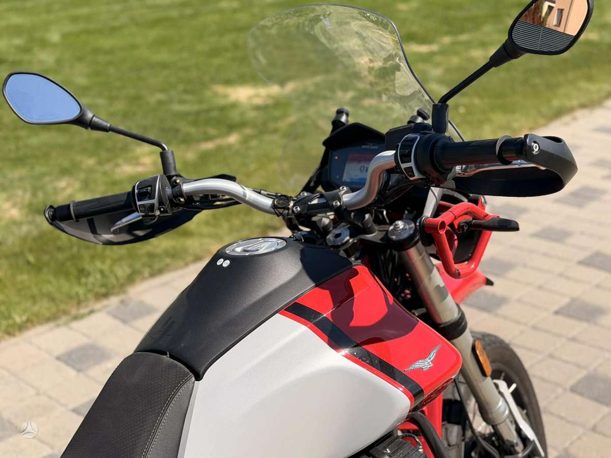 Moto Guzzi V85 TT  853cc, enduro / adventure
