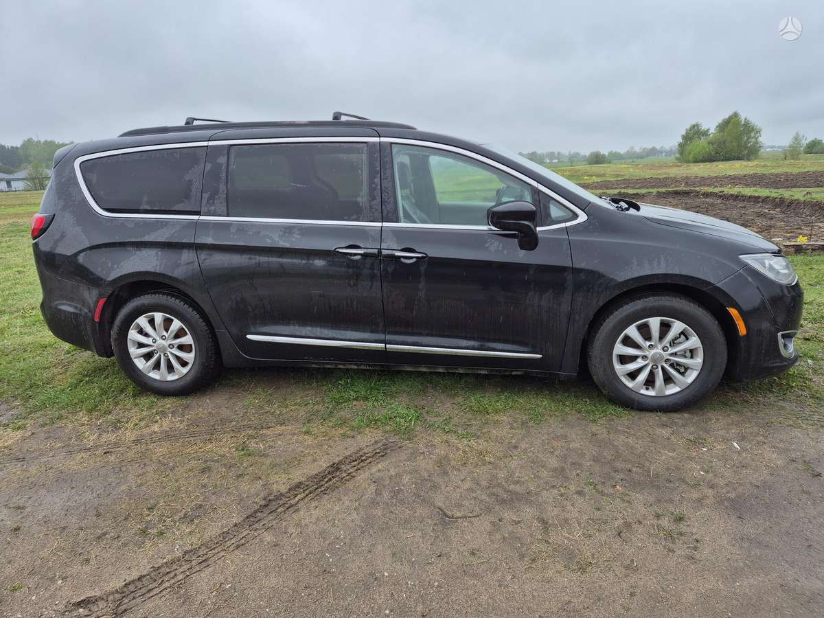 Chrysler Pacifica dalimis