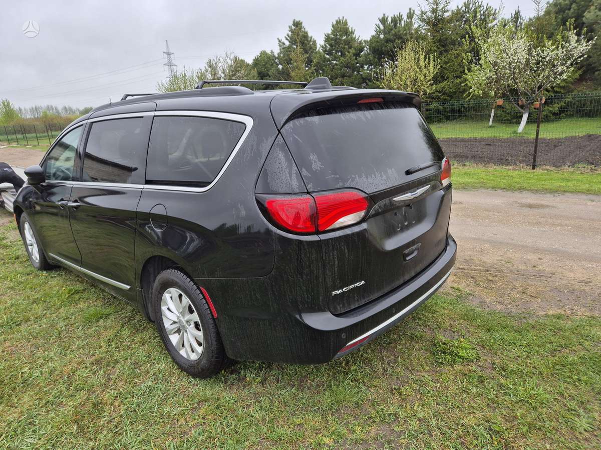 Chrysler Pacifica dalimis