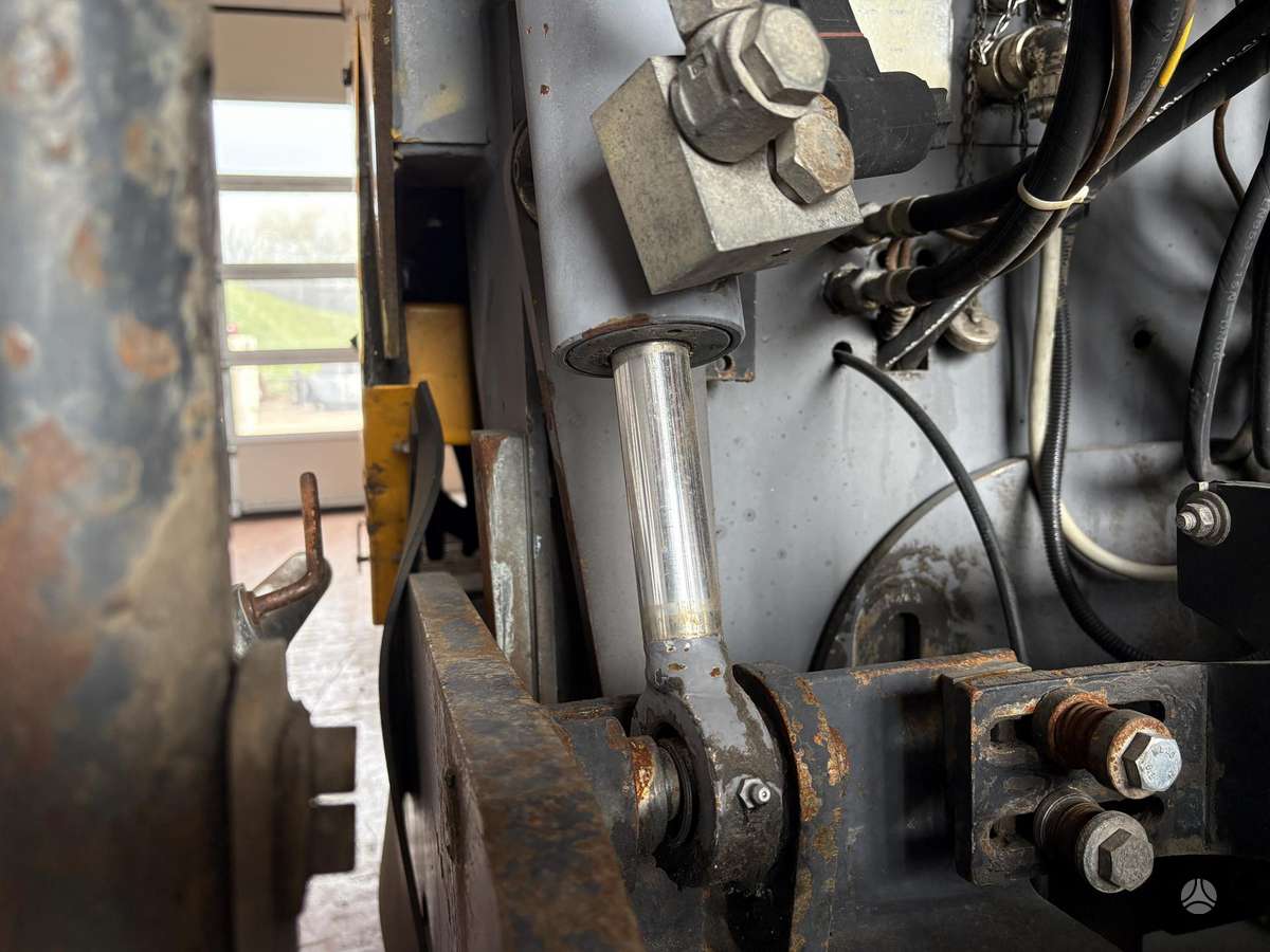 Titan 325 EPM, paving machinery