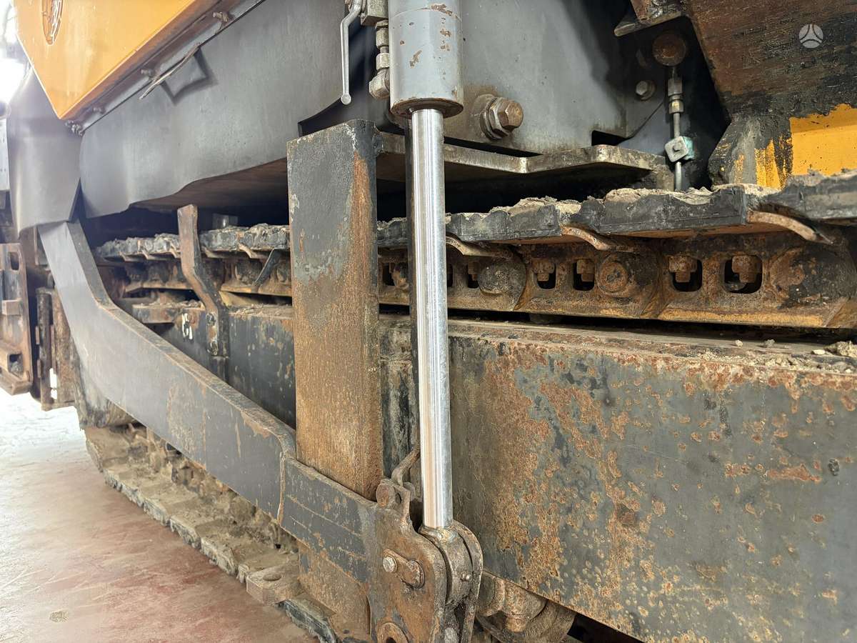 Titan 325 EPM, paving machinery