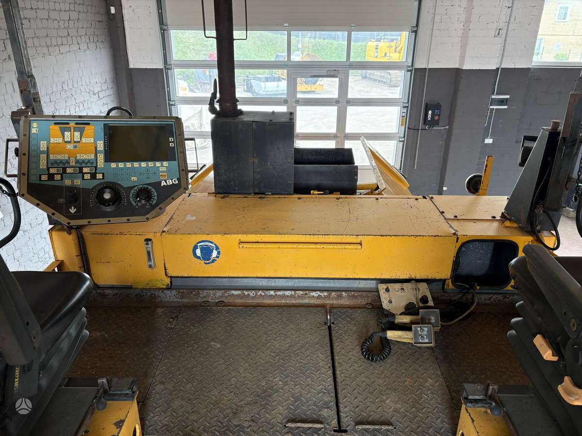 Titan 325 EPM, paving machinery
