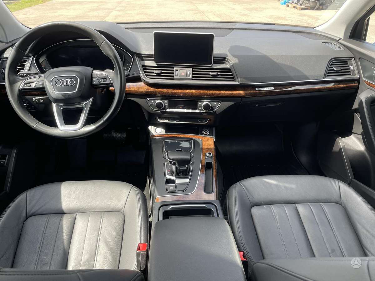 Audi Q5, 2.0 l., off-road / crossover