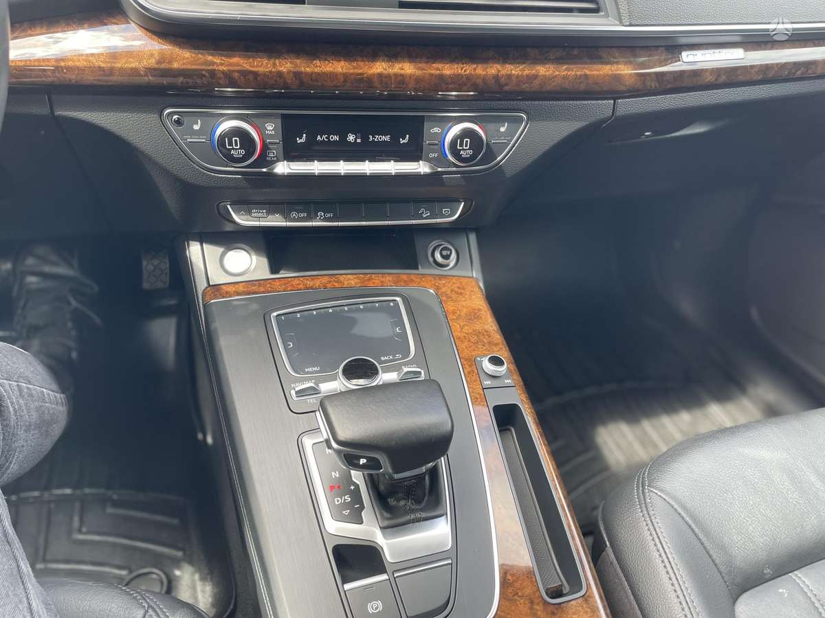 Audi Q5, 2.0 l., off-road / crossover