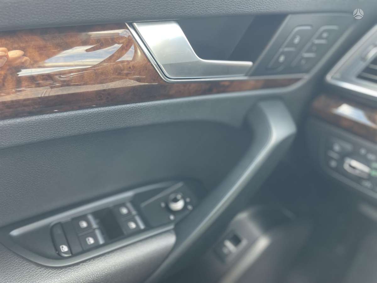 Audi Q5, 2.0 l., off-road / crossover