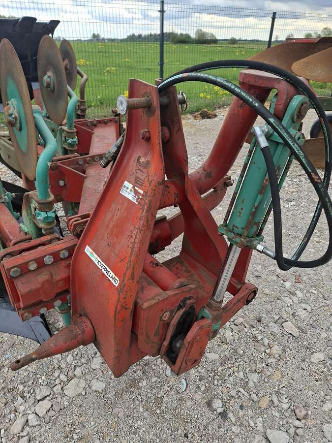 Kverneland E120-8, ploughs
