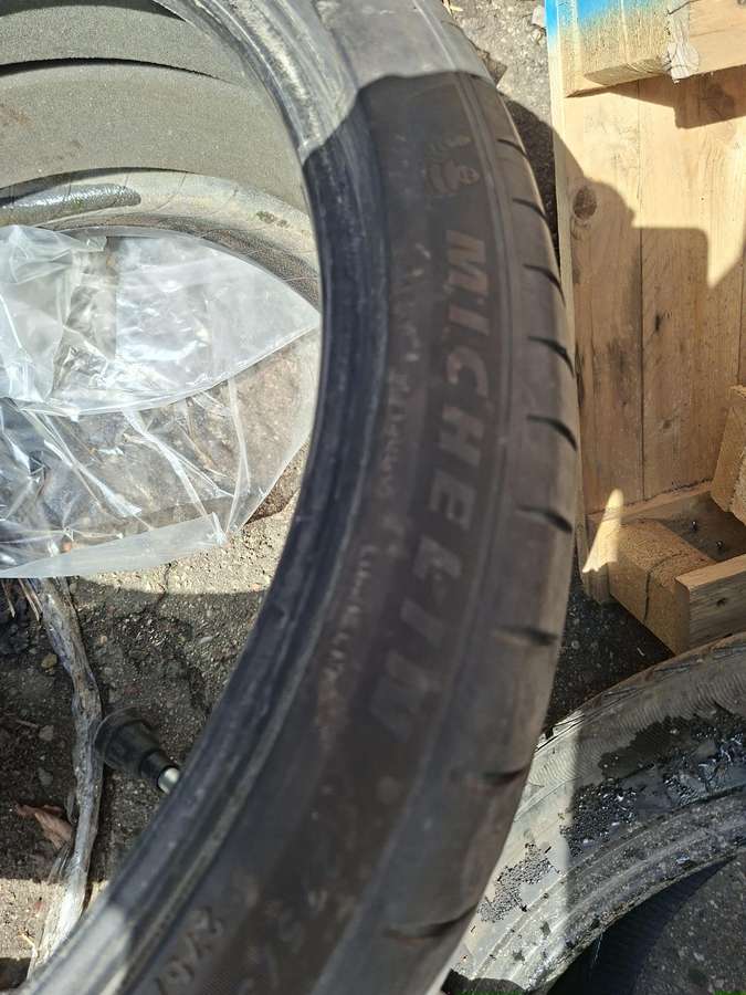 Michelin, vasarinės 275/35 R22