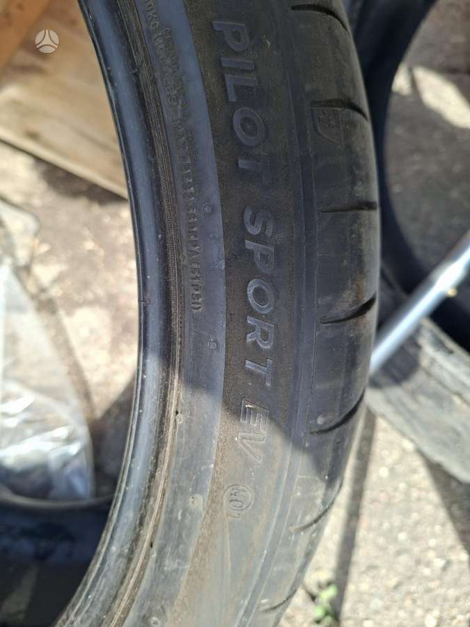 Michelin, vasarinės 275/35 R22