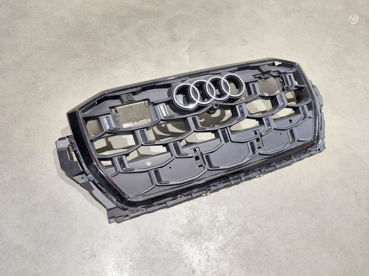 Audi Q7 apdailos grotelės