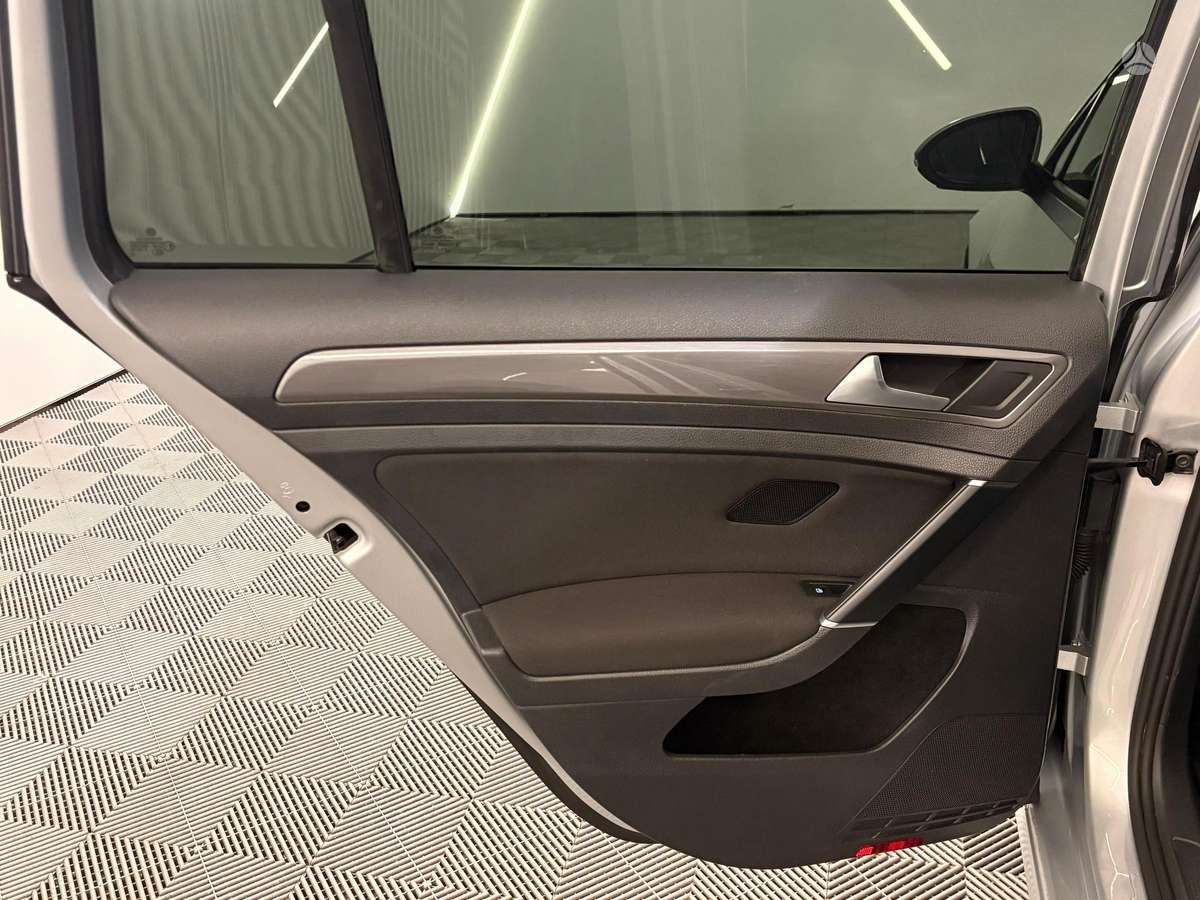 Volkswagen Golf - 6