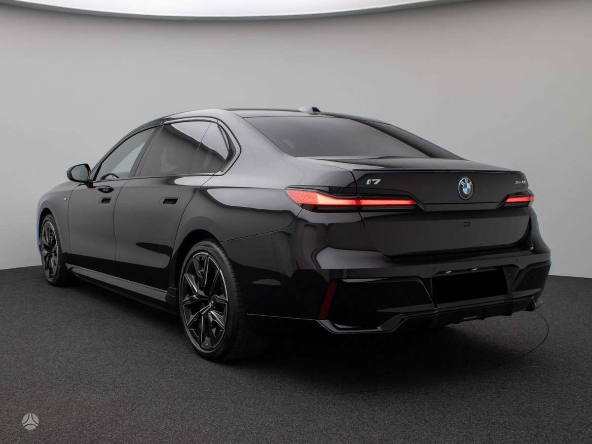 BMW i7, Лимузин