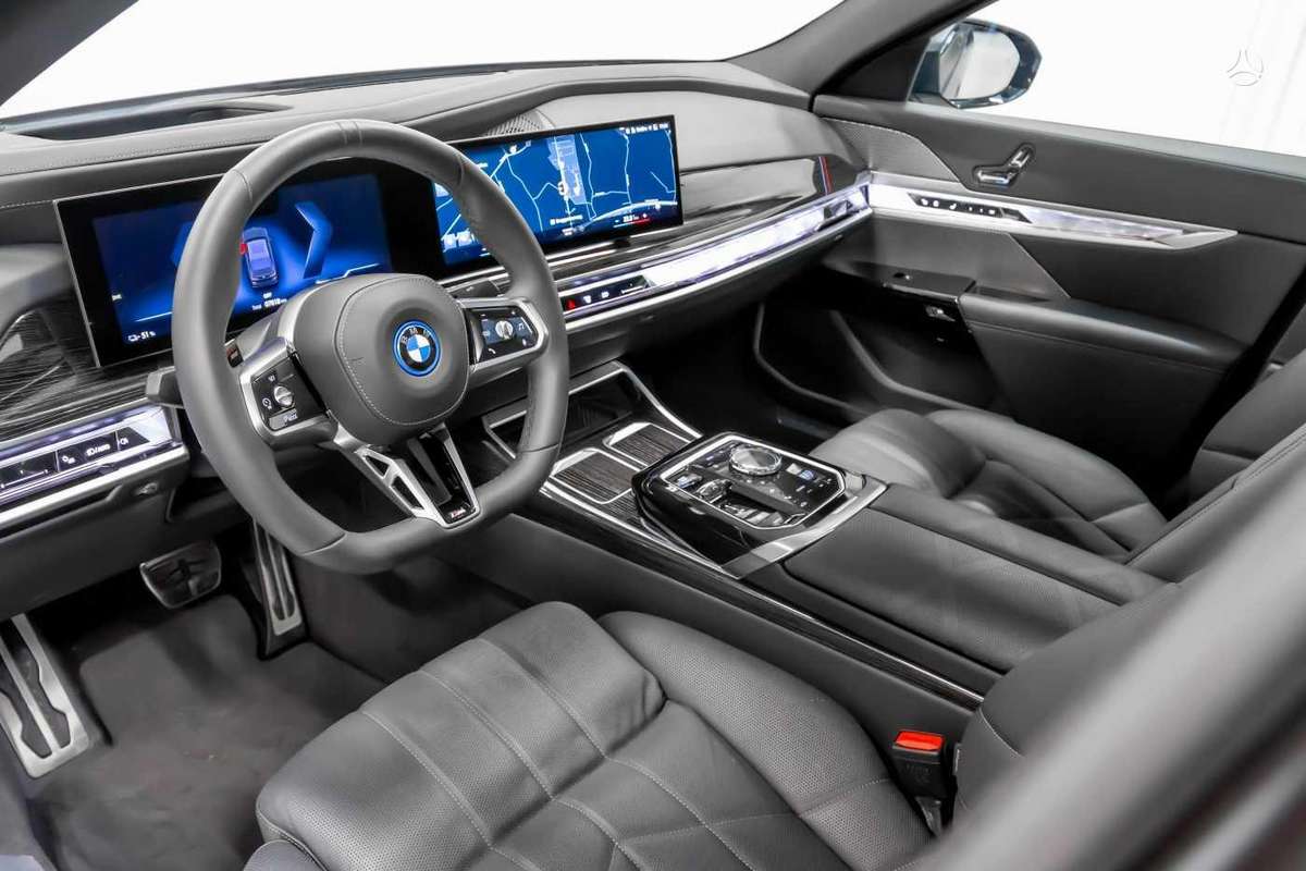 BMW i7, Лимузин