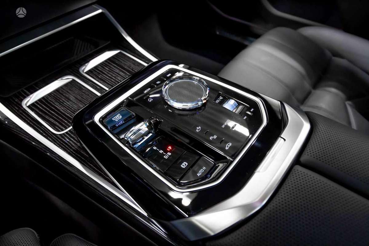 BMW i7, Лимузин