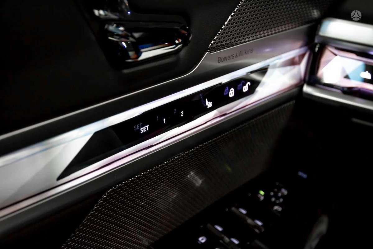 BMW i7, Лимузин