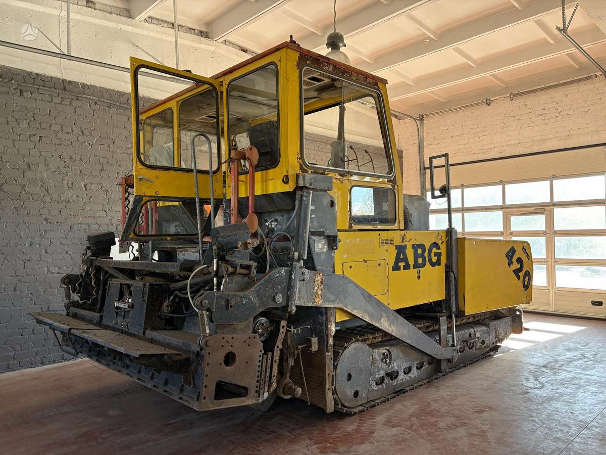 Titan 420, paving machinery