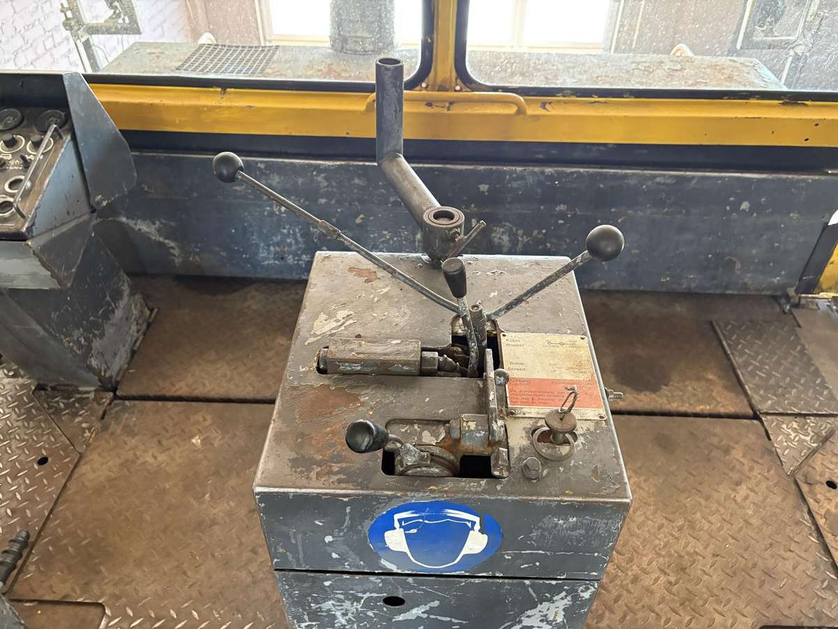 Titan 420, paving machinery
