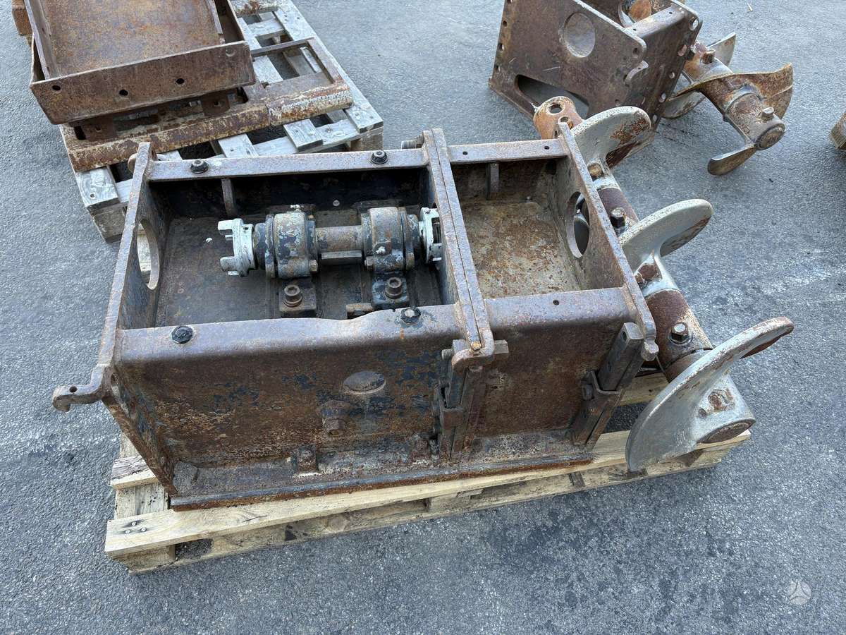 Titan 420, paving machinery