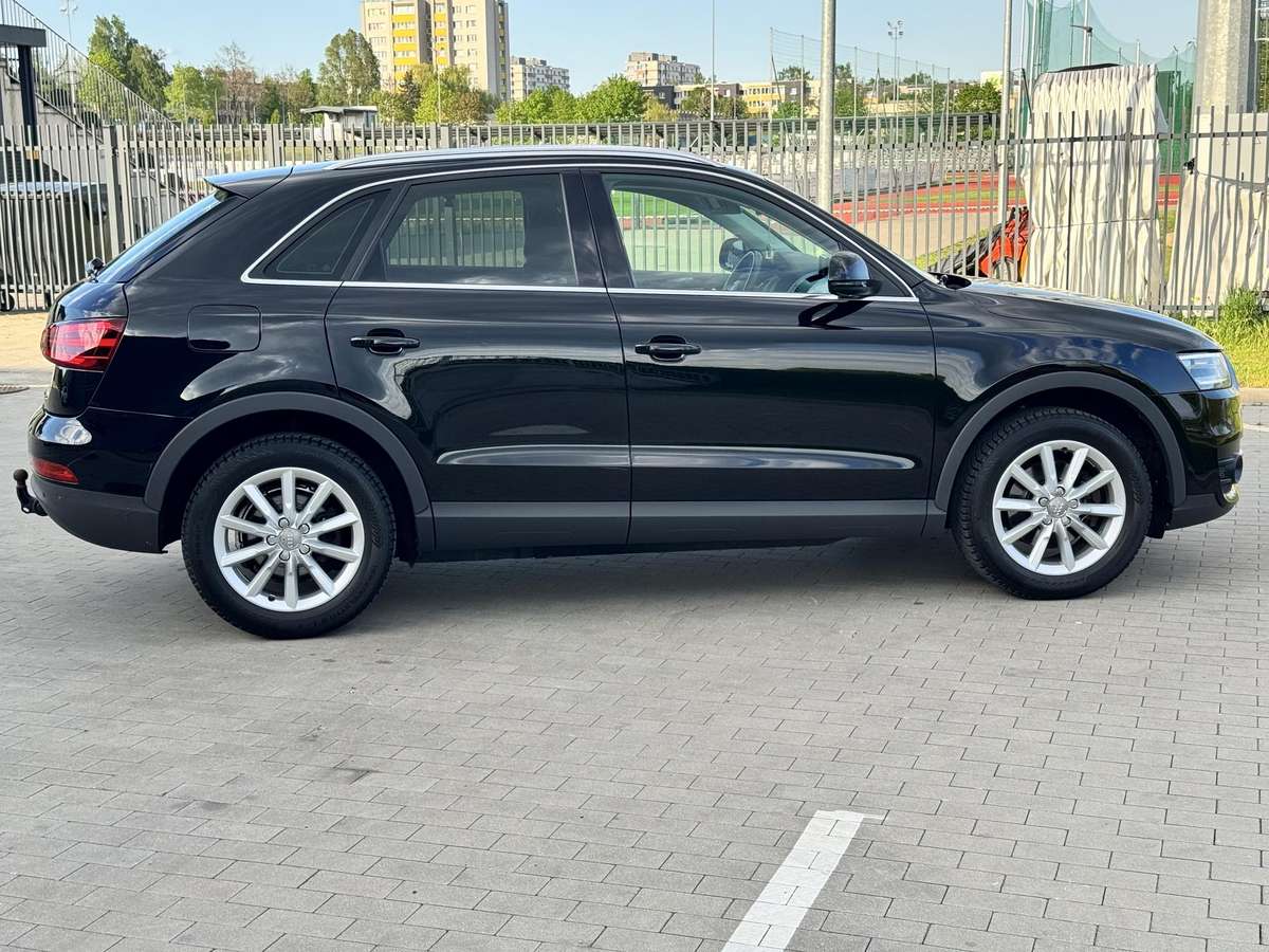Audi Q3, 2.0 l., off-road / crossover