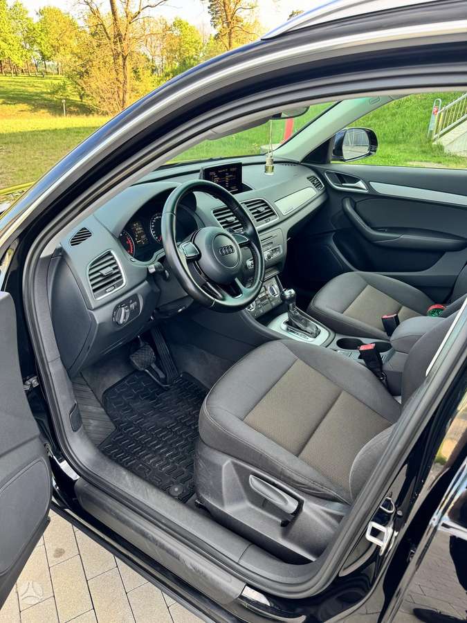 Audi Q3, 2.0 l., off-road / crossover