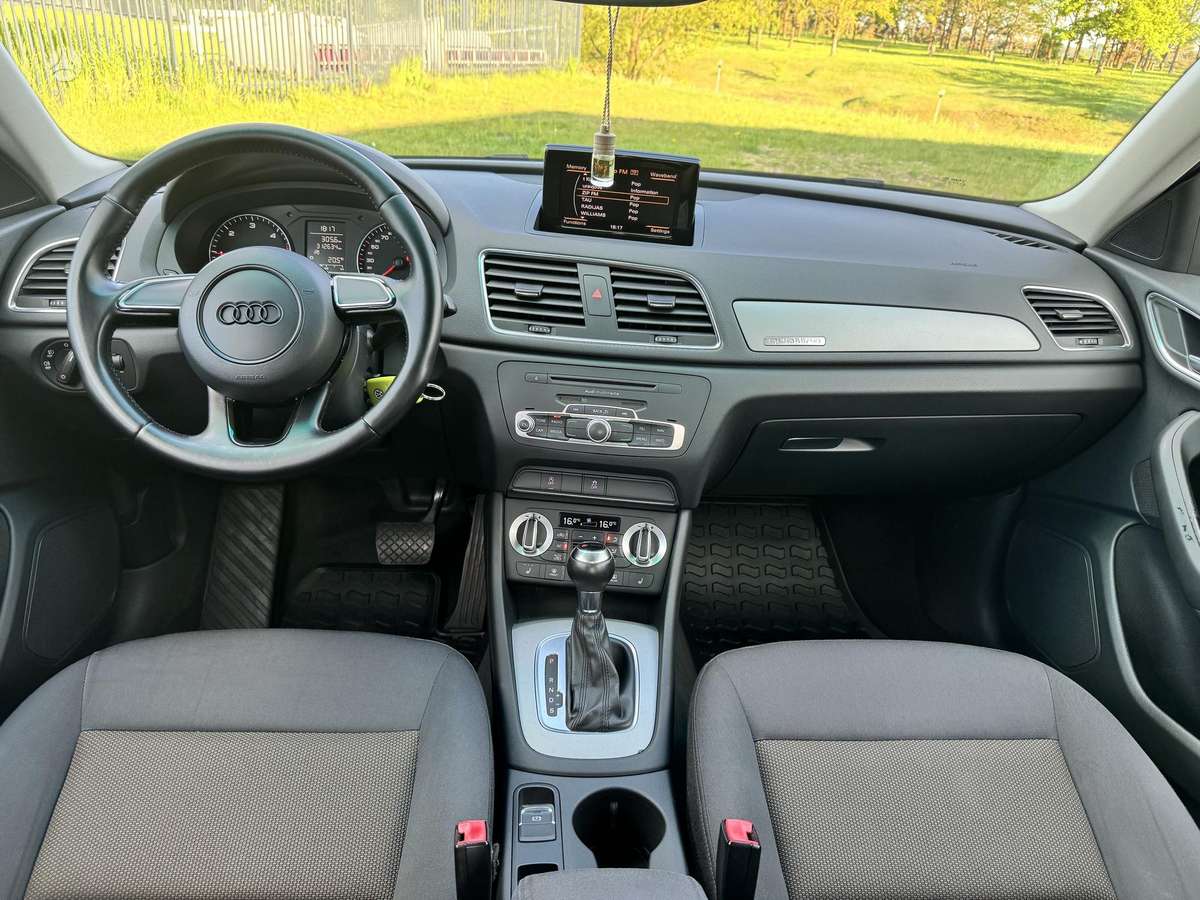 Audi Q3, 2.0 l., off-road / crossover