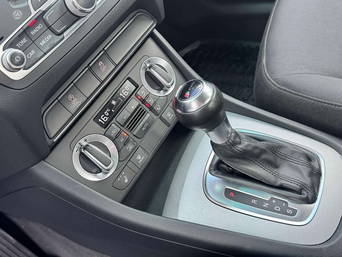 Audi Q3, 2.0 l., off-road / crossover