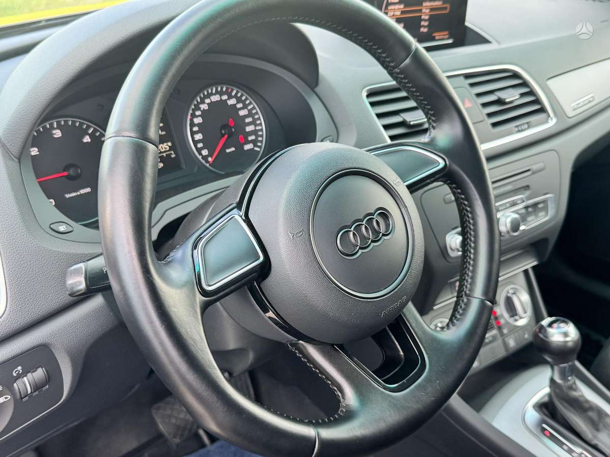 Audi Q3, 2.0 l., off-road / crossover
