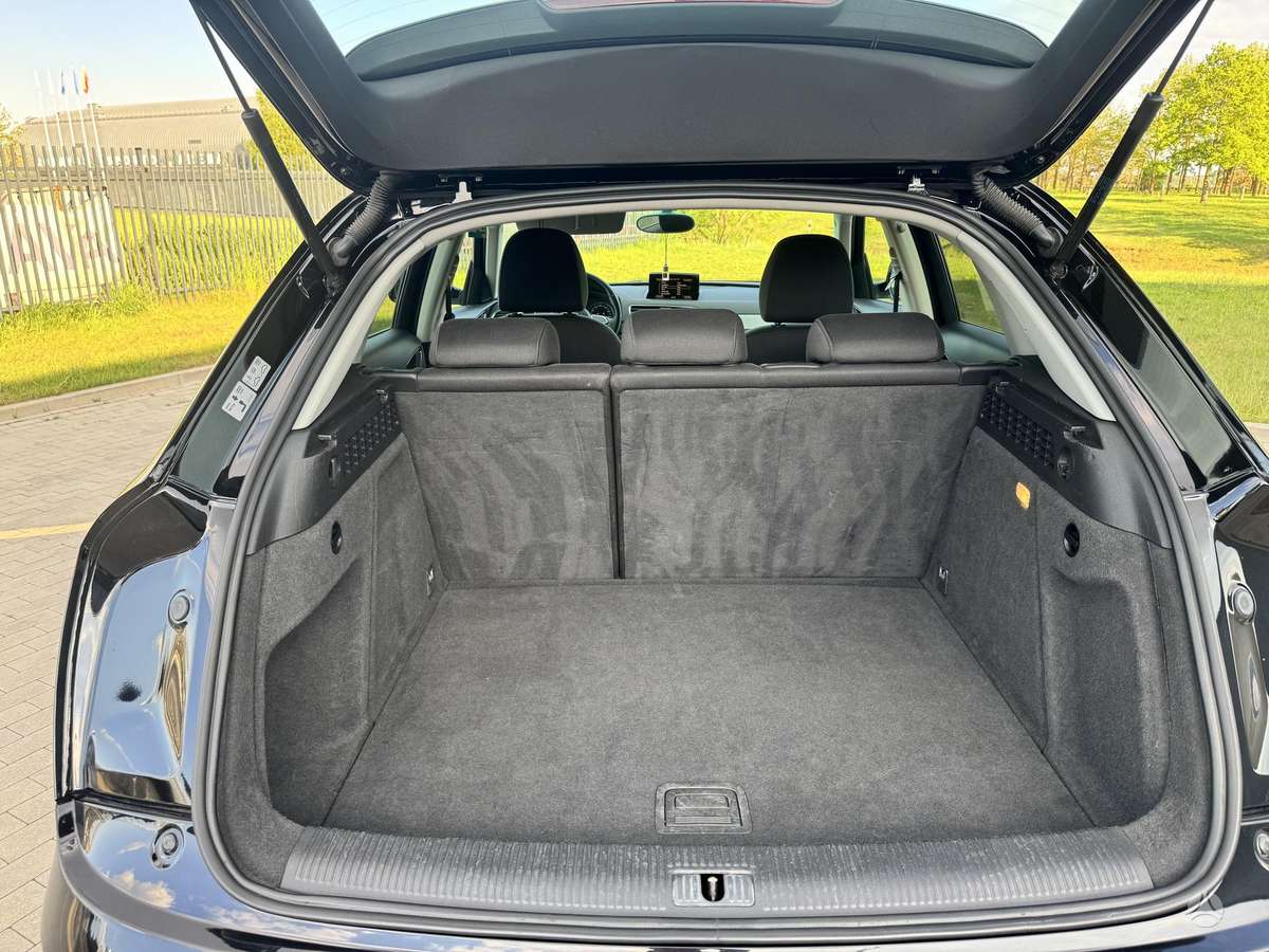 Audi Q3, 2.0 l., off-road / crossover
