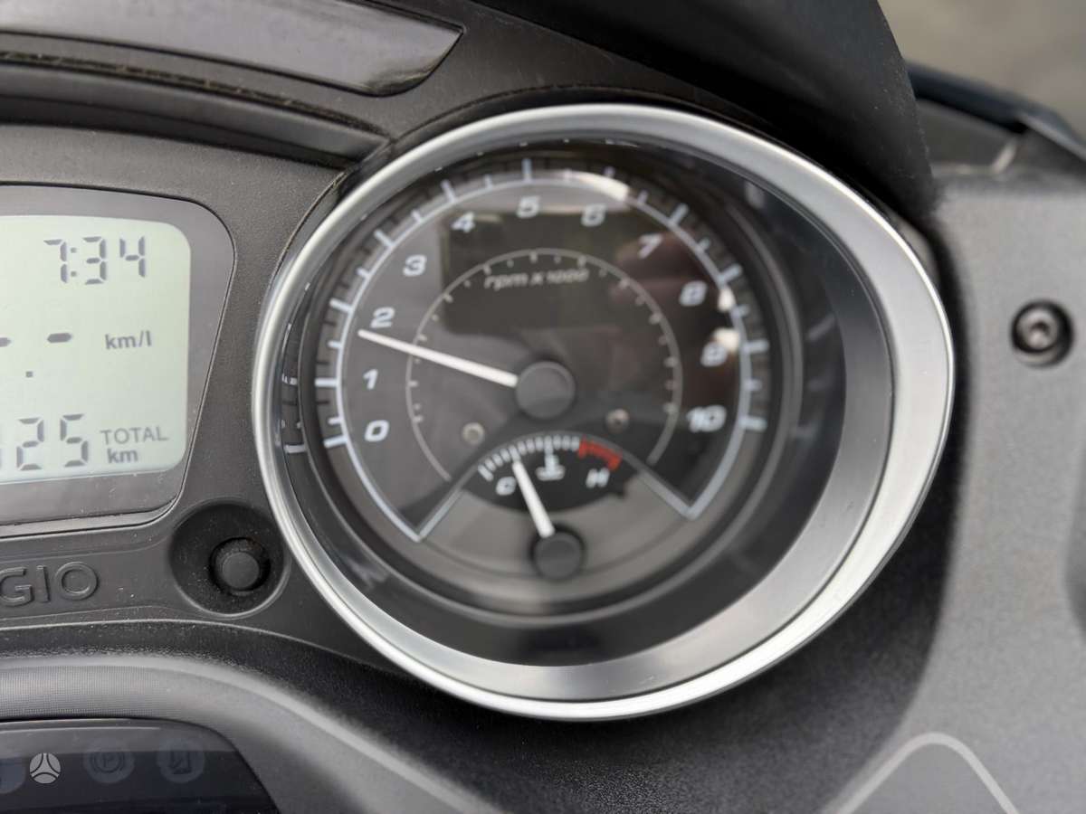 Piaggio MP3 278cc, трициклы