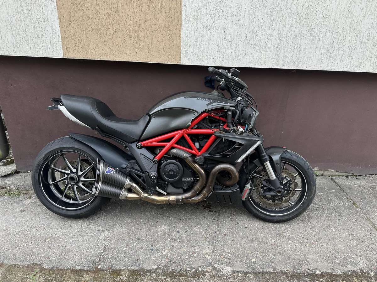 Ducati Diavel 1200cc, street / classic