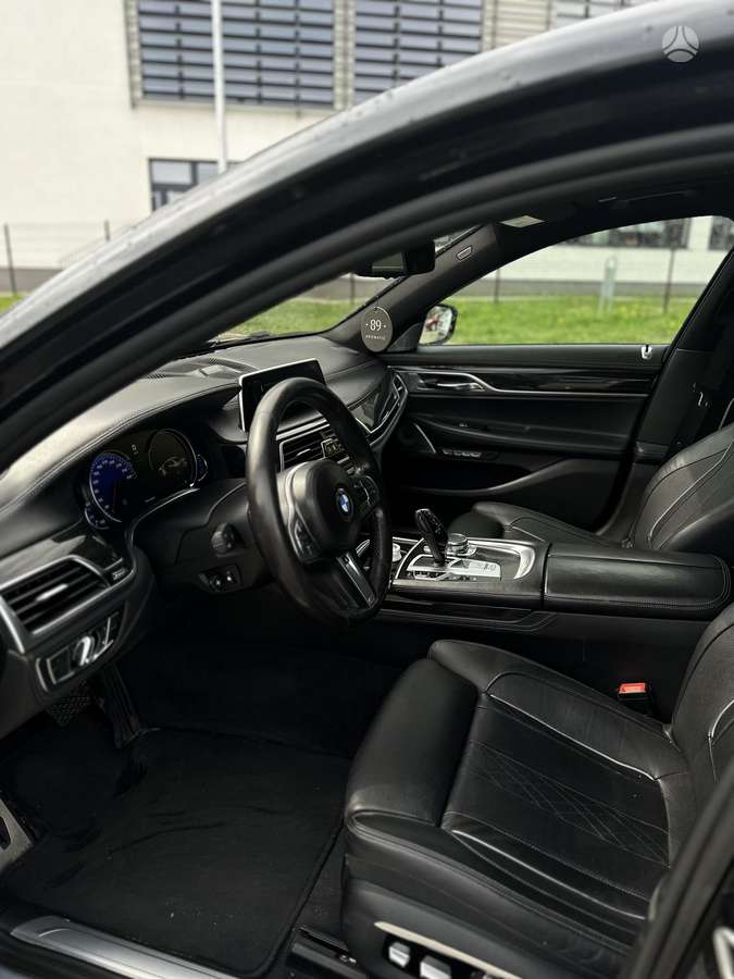 BMW 750, 4.4 l., Седан