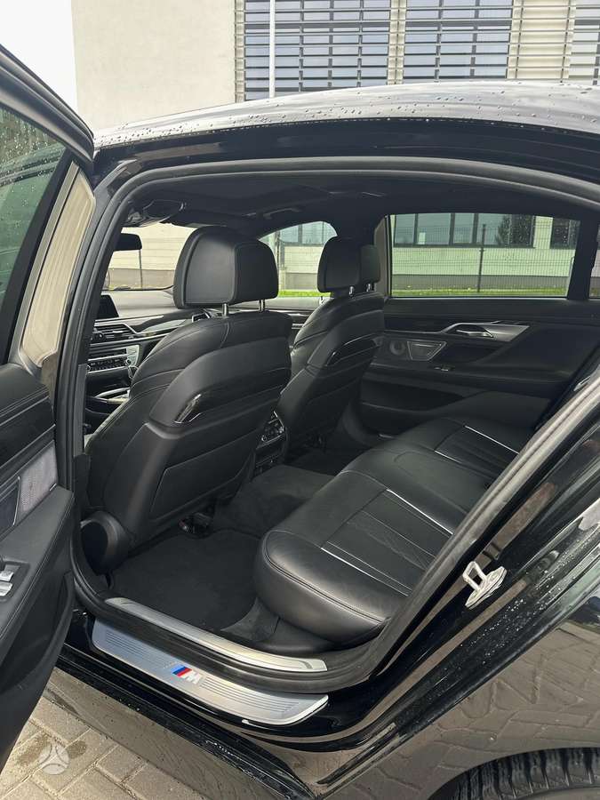 BMW 750, 4.4 l., Седан