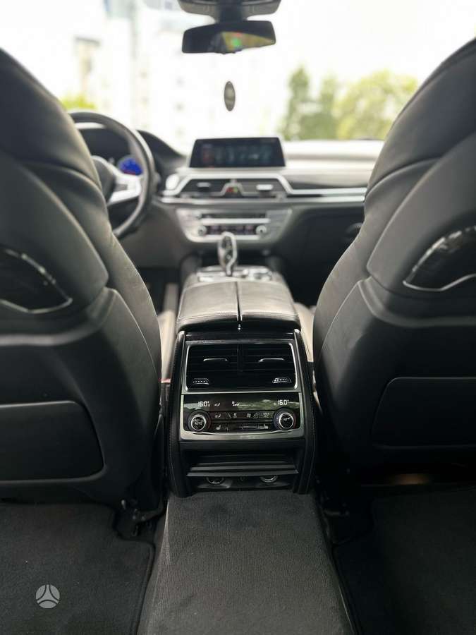 BMW 750, 4.4 l., Седан