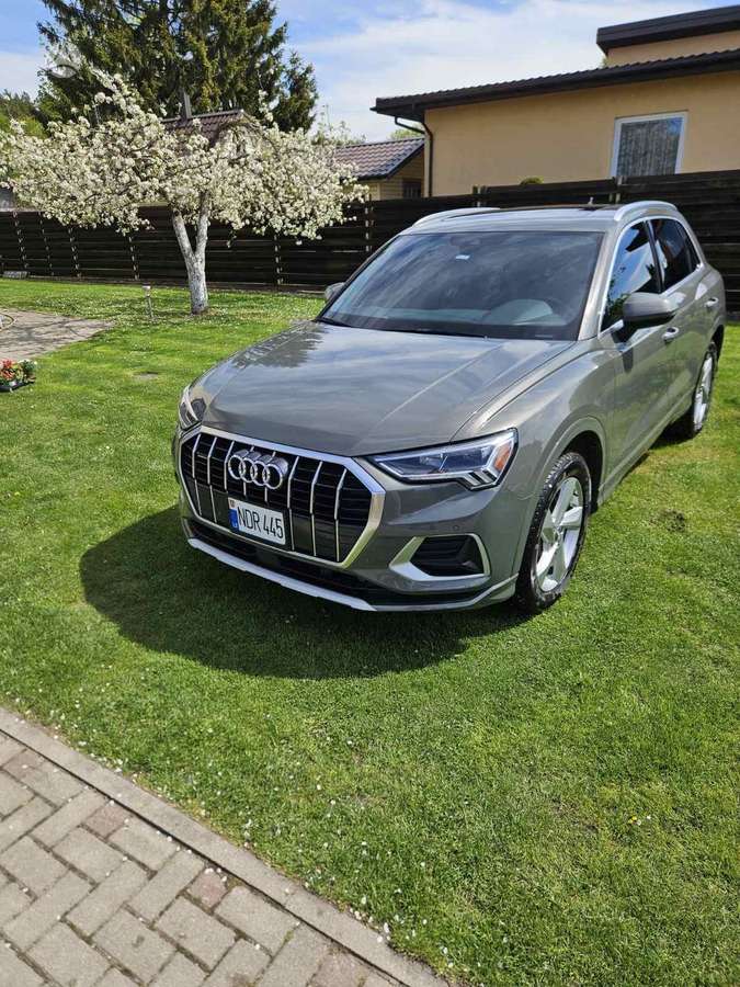 Audi Q3, 2.0 l., Минивэн