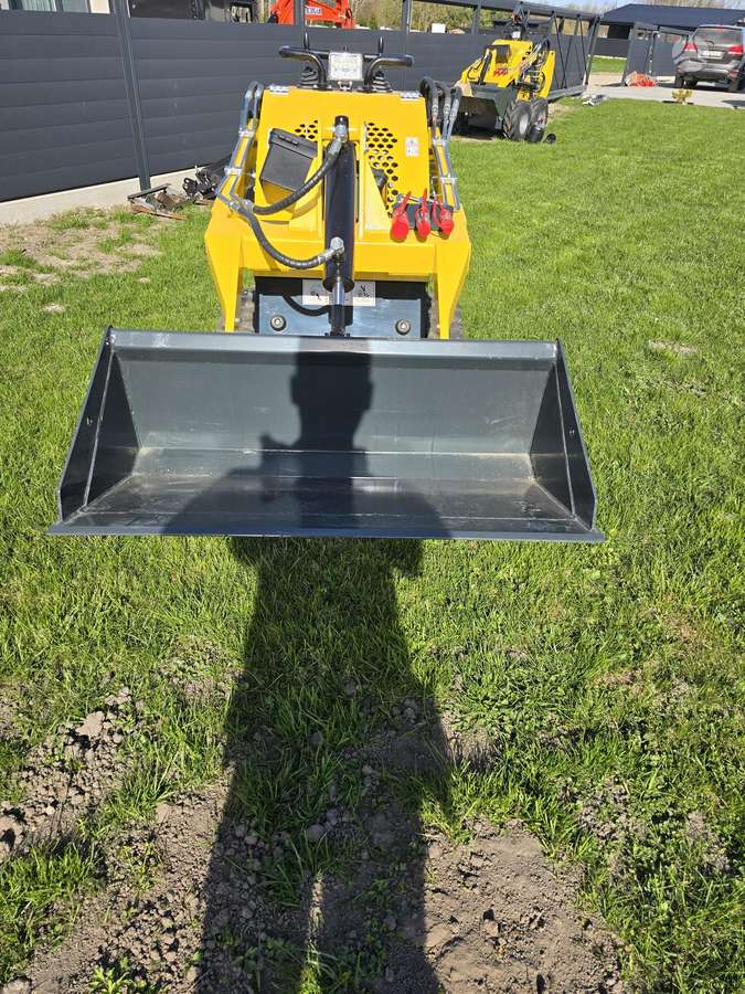 Nicosail E380, mini loaders