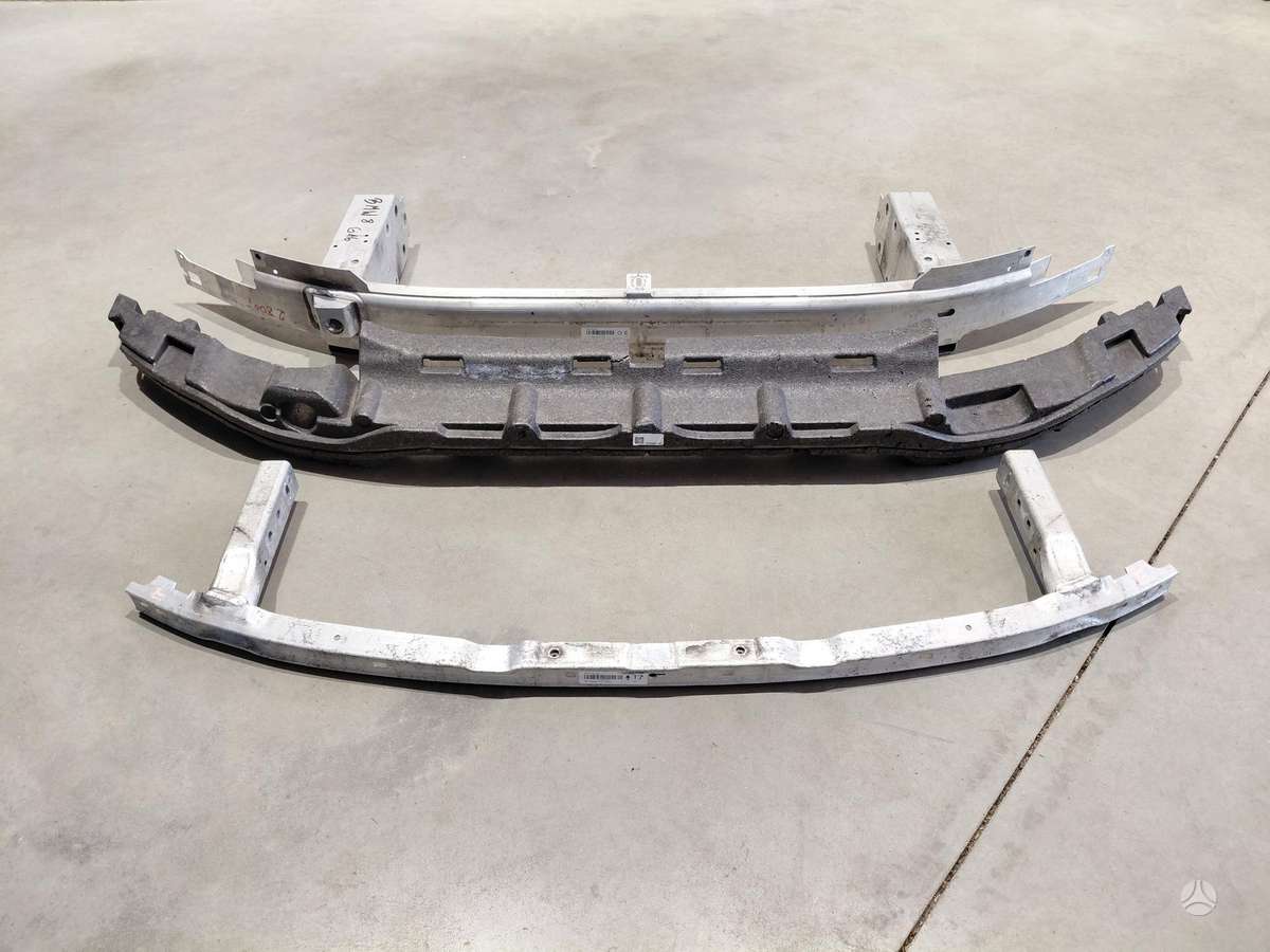 BMW 8 serija bumper reinforcement