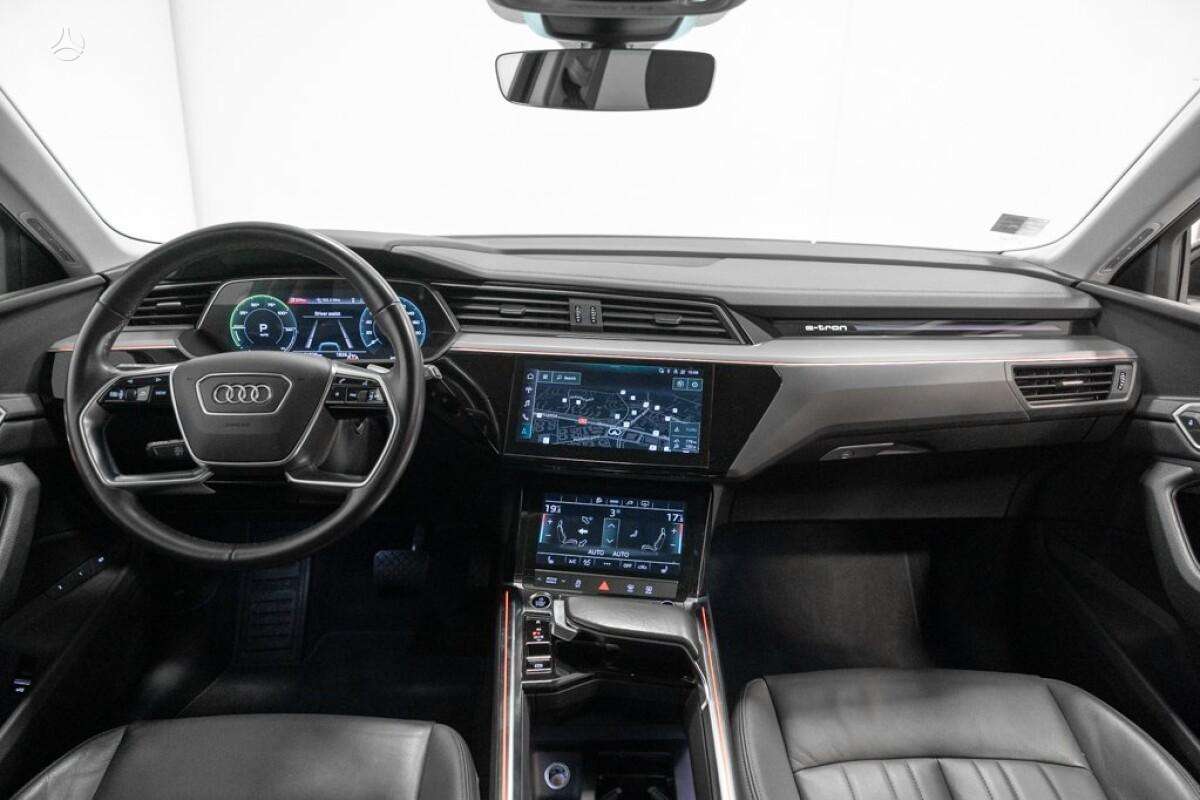Audi e-tron, off-road / crossover