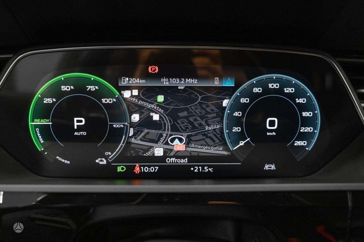 Audi e-tron, off-road / crossover