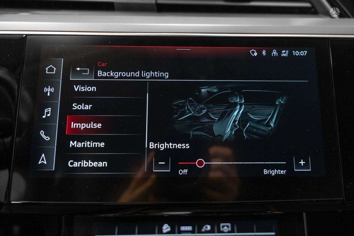 Audi e-tron, off-road / crossover