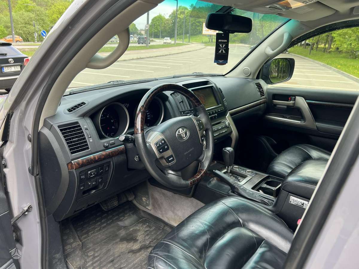 Toyota Land Cruiser - 11