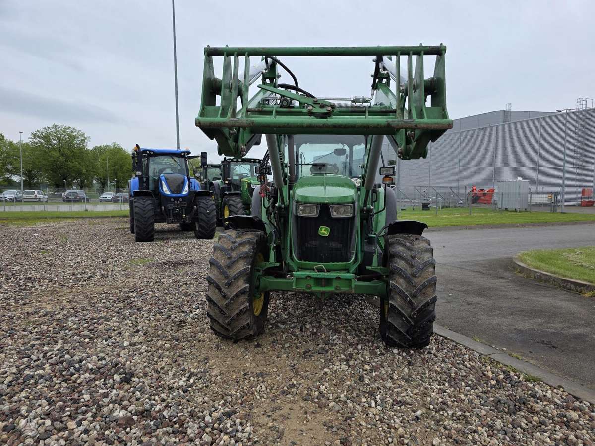 John Deere 5115M, traktoriai