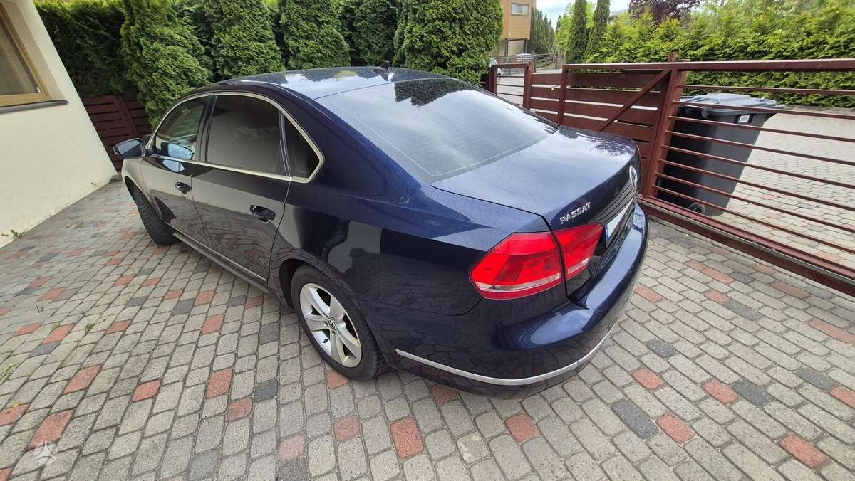 Volkswagen Passat - 1