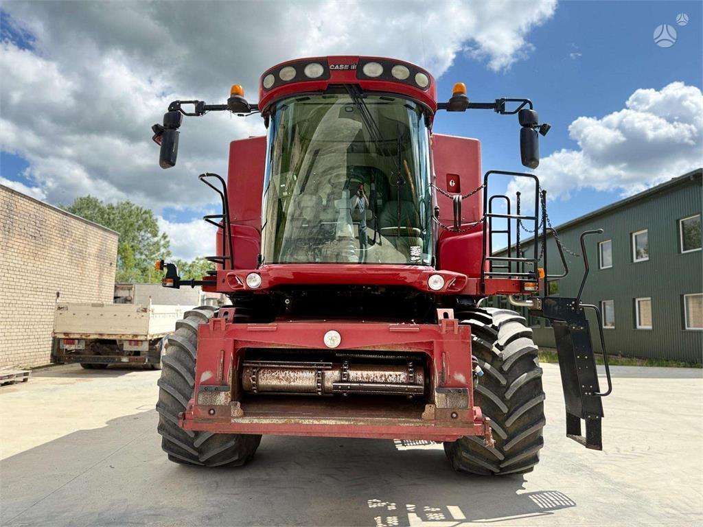 Case-IH 8010, комбайны