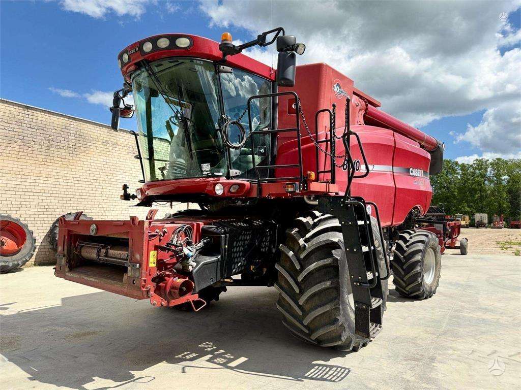 Case-IH 8010, combine harvesters